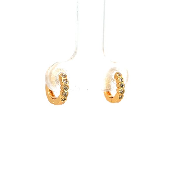Huggie con linea de zirconias - Image 2