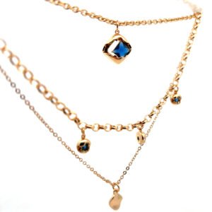 Collar largo con  dije cuadrado azul