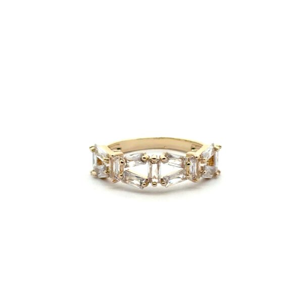 Anillo con diseño en zirconias