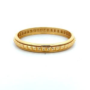 Brazalete con estoperoles moderno