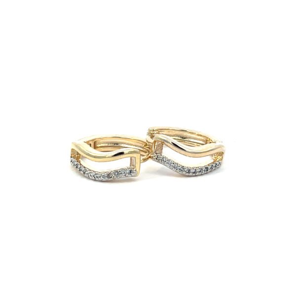 Huggie doble mitad lisa mitad piedra