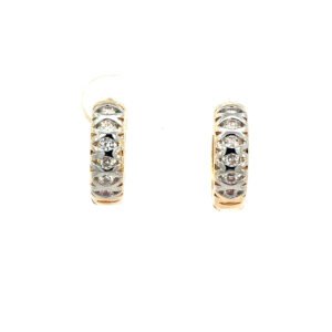 Huggie zirconias al centro