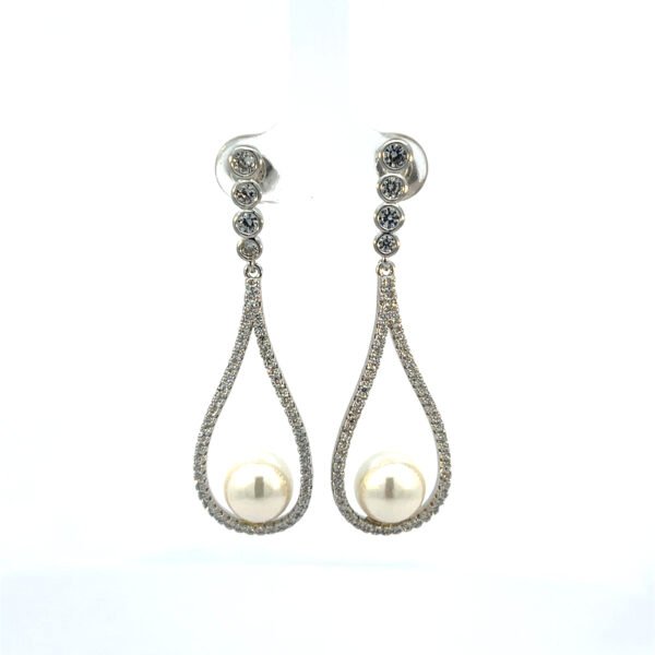 Arete de gota de zirconia con perla
